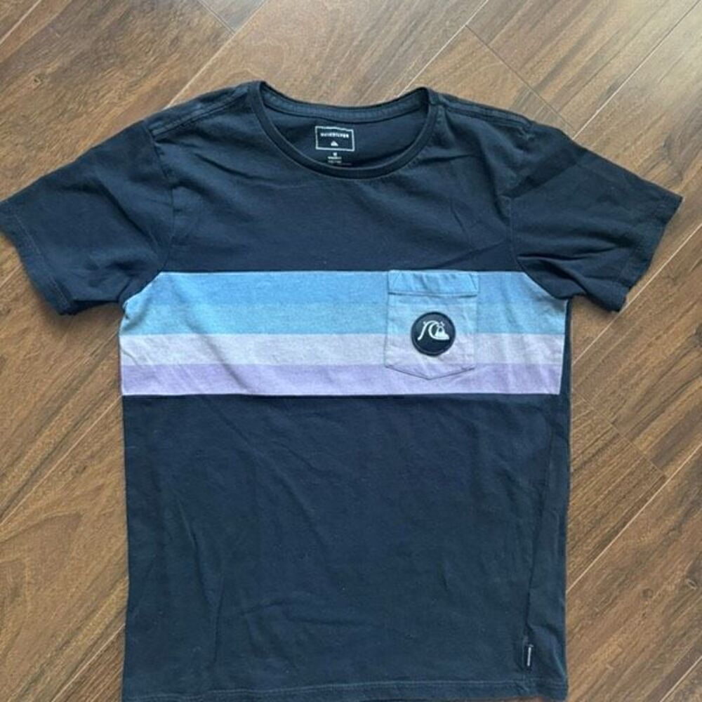 Quicksilver 12 modern front stripe chest front pocket tee